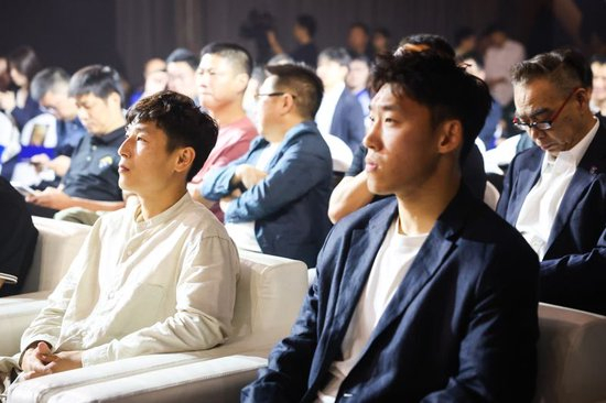 所以官方成立了公司内部的义务工作的团体。展示图片