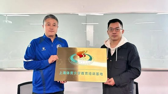 所以官方成立了公司内部的义务工作的团体。展示图片