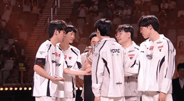 原创
            AL创造历史LPL总冠军诞生，Tarzan夺首冠，呼吸哥泪洒现场！