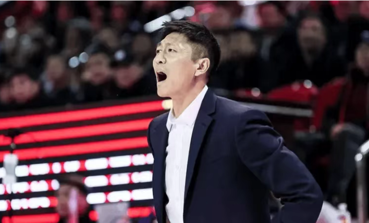 李昂执教CBA首胜！郭士强观战吉林拒新疆21分逆转 姜伟泽19+7